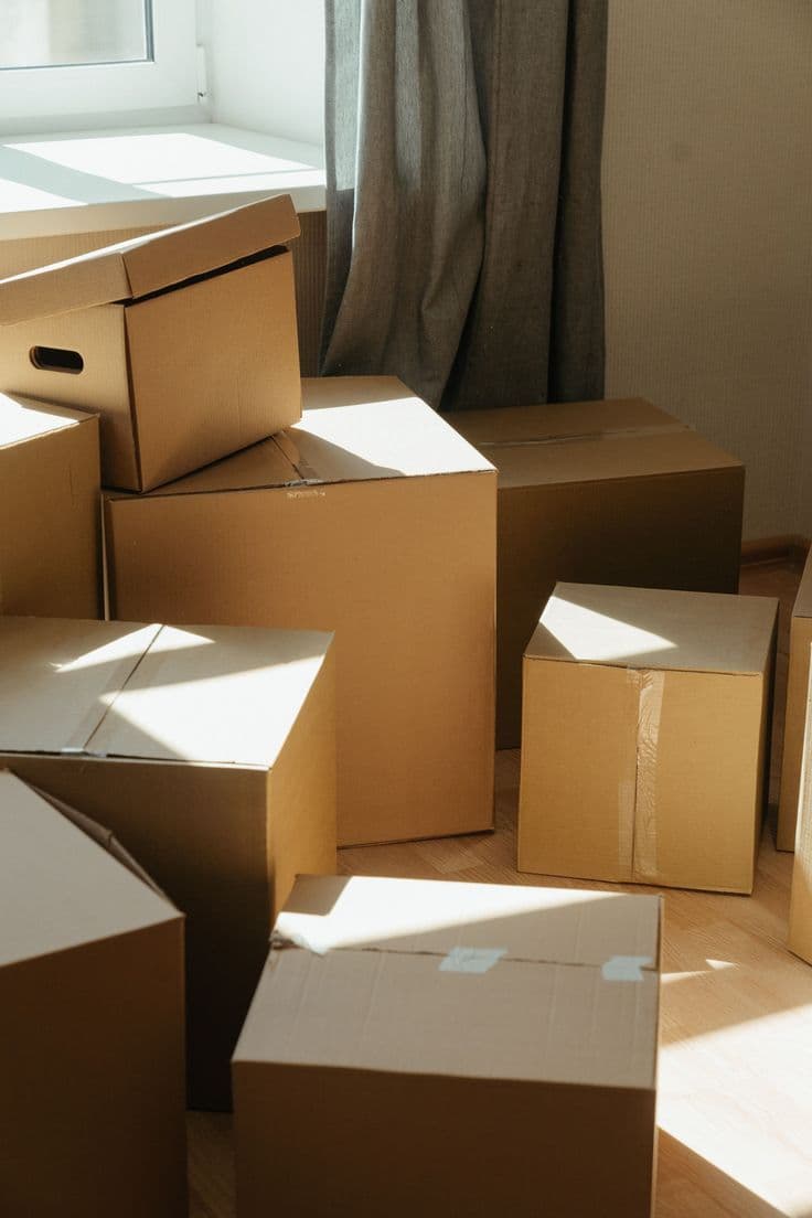 Cajas de mudanza apiladas en una habitación